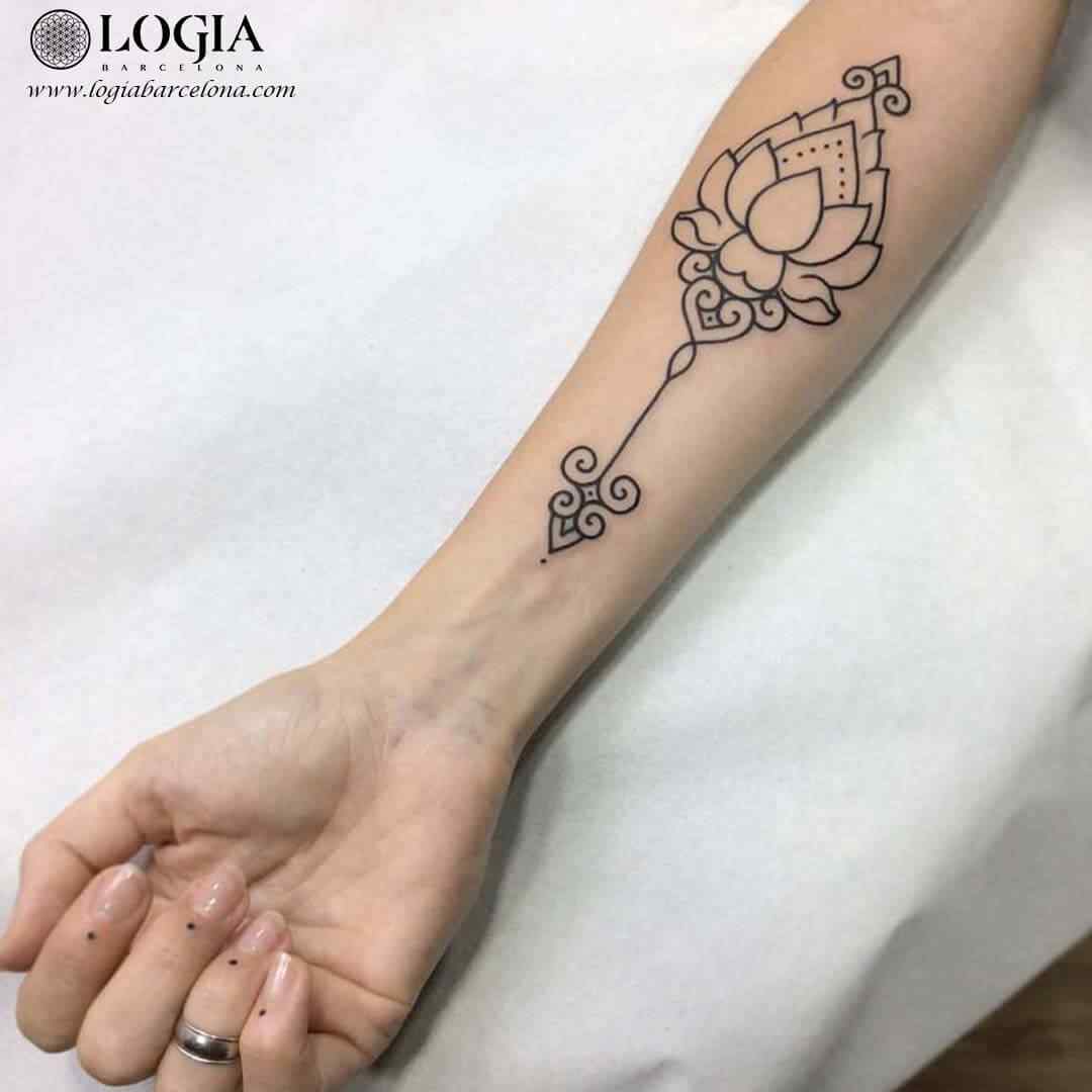 tatuaje-brazo-flor-de-loto-logia-barcelona-spindola     